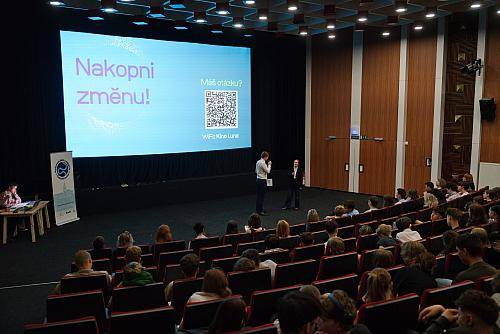 Kino Luna patřilo v pondělí 2. června mladým lidem, kteří nečekají, až někdo něco změní za ně. Akce Nakopni změnu!, kterou zorganizoval Parlament dětí a mládeže Český Krumlov ve spolupráci s městem, přilákala více než dvě stovky studentů a zaplnila kapacitu sálu.