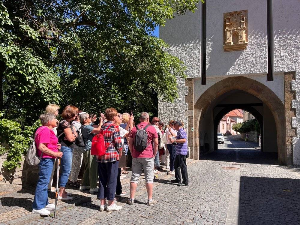 Ve čtvrtek 28. května 2026 vyrazil zcela zaplněný autobus černických seniorů na zájezd do Tábora na jih Čech. Za nádherného slunečného počasí si účastníci prohlédli nejen krásné historické centrum města proslulého husitskou tradicí, ale i Muzeum čokolády a marcipánu. Oboje v nich zanechalo pěkné zážitky. Výletníci si ve dvou skupinách prošli s průvodci centrum Tábora a při fundovaném výkladu se dověděli spoustu zajímavých informací o historii i současnosti města. Mimo jiné je zaujalo Žižkovo náměstí s gotickým děkanským chrámem, pozdně gotickou budovou staré radnice a architektonicky cennými měšťanskými domy. Zajímavá byla i návštěva Muzea čokolády a marcipánu. Při komentované prohlídce se návštěvníci dověděli o místech pěstování kakaa, způsobu jeho zpracování, seznámili se s rozdíly mezi kvalitní čokoládou a náhražkami i s dalšími podrobnostmi. Poté si prohlédli výstavu úžasných výrobků z čokolády a marcipánu, nechyběla ani ochutnávka sladkostí a jejich nákup. Akci tradičně připravil a finančně podpořil MO Plzeň 8 Černice ve spolupráci s Klubem 65 + rodinného centra Na Schodech. „Děkuji všem účastníkům za skvělou atmosféru, doufám, že si zájezd užili, a vydají se s námi poznávat další místa a to tradičně v předvánočním čase. Termín a cíl zájezdu bude včas zveřejněn na běžných informačních místech," dodala organizátorka Lenka Skopová ze sociálního odboru městského obvodu.