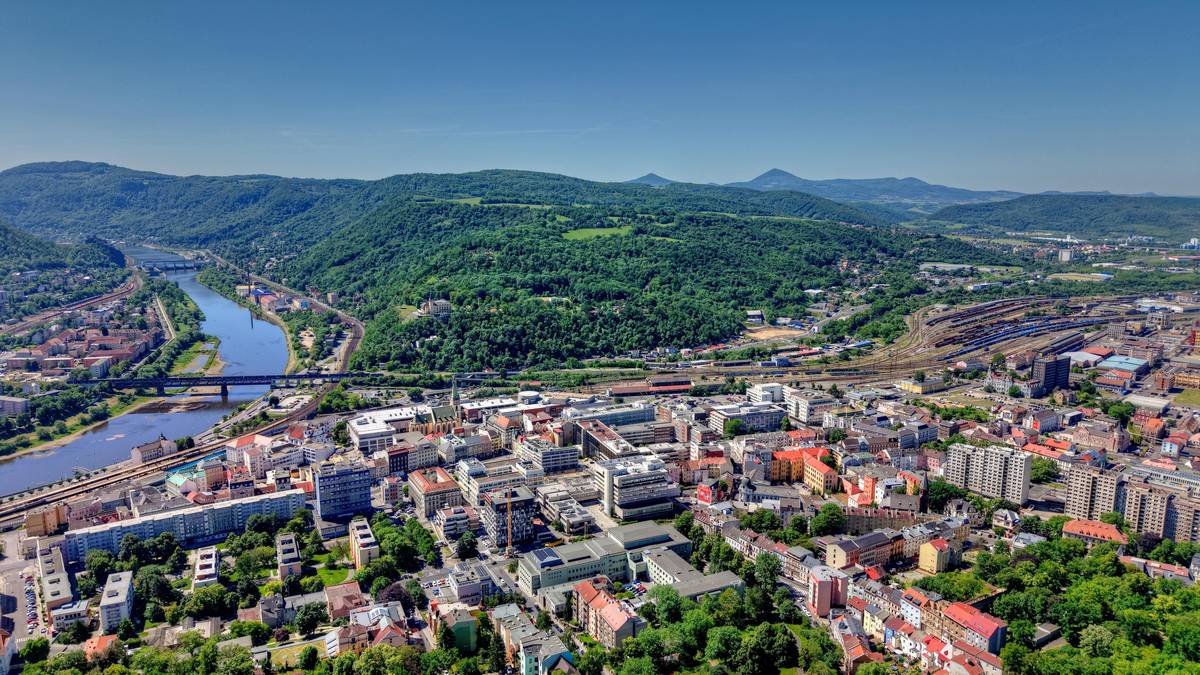🌼 Soutěž TOP květinové Ústí odstartovala, ukažte svůj rozkvetlý balkón, terasu či předzahrádku a vyhrajte některou z úžasných cen.  🎟️ Zvýhodněný balíček vstupenek TicketPack Vám umožní navštívit pět vybraných turistických cílů s více než 40% slevou a zároveň využít další zajímavé bonusy.  🏊♀️ Na odpočinek a relax můžete vyrazit do plaveckého a volnočasového areálu Koupaliště Brná nebo do Saunového světa v Plaveckém areálu Klíše. PÁTEK 5. 6.  ✅ V Cyklokempu Loděnice startuje 25. ročník benefičního open air festivalu na podporu útulků na Ústecku ÚTULEK FEST ✅ Oblastní muzeum v Ústí nad Labem zve na akci Středověká muzejní noc "Návrat sv. Václava" ✅ Knihovna Ústeckého kraje láká na divadelní hru Rita španělské autorky Marty Buchacy ✅ Veřejný sál Hraničář hostí hudební setkání studentů, učitelů a rodičů ZUŠ Evy Randové s názvem Dynamic Muffins a Rock Muffins ✅ Divadlo města Ústí nad Labem hostí operu Giuseppe Verdiho La traviata ✅ V rámci akce Léto na střekovské náplavce zahraje v KOLOcafé kapela Nepitch Band  ✅ Kulturní středisko města Ústí nad Labem zve do Národního domu na Ústecké diskohrátky ✅ O večerní zábavu se v Café Max postará DJ Jan B. SOBOTA 6. 6.  ✅ V Centrálním parku na Severní Terase si nenechte ujít další ročník sportovně zábavné akce Barvám Neutečeš ✅ Kulturní středisko města Ústí nad Labem zve na ranní lekci Jóga s Markét v letním kině ✅ Své dveře otevře návštěvníkům Parní vodárna Střekov, nenechte si ujít prohlídku této unikátní technické památky s výkladem  ✅ Oblastní muzeum v Ústí nad Labem pořádá na jezeře Milada akci Středověký festival "Návrat svatého Václava" ✅ V zámeckém parku v Trmicích se koná Benefiční akce pro dětskou onkologii ✅ Veřejný sál Hraničář zve na dopolední burzu vinylů a odpolední promítání tří filmů: Mumbo Jumbo, The Amazing Digital Circus: The Last Act a Přísahám, že za to nemůžu ✅ Bunkr Velké Březno láká na prohlídky vybaveného opevnění s průvodcem v dobové uniformě ✅ Sobotním programem pokračuje ÚTULEK FEST ✅ V Bistro Park zahraje mladý hudebník Vojta Bergmann ✅ Divadlo města Ústí nad Labem hostí Závěrečné vystoupení tanečního oboru ZUŠ Chabařovice ✅ V KOLOcafé zahraje ústecká rocková kapela Noční vřešťan ✅ Letní kino hostí představení Jídelní vůz Činoherního studia v rámci Letní štace  NEDĚLE 7. 6. ✅ Kulturní středisko města Ústí nad Labem hostí v letním kině další ročník běhu do schodů Ústecký schod 2026 SPECIÁL ✅ Nepropásněte ranní lekci Hatha jógy pro začátečníky s Ellen v Bistro Park ✅ Sál Šichtovka zve na Charitativní bazárek na podporu opuštěných psů a koček (Doggoland z.s.), na další Čaj o třetí, na který naváže Salsa Tea ✅ Veřejný sál Hraničář promítá dva filmy: Conni / Tajemství jeřába a Poslední viking ✅ Divadlo města Ústí nad Labem hostí vystoupení žáků ZUŠ Neštěmice s názvem Baletní koncert aneb Čarovná zahrada