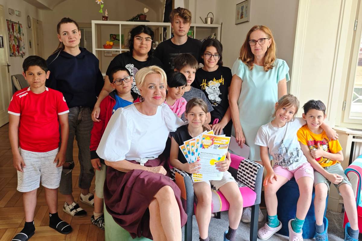 Na blížící se rodinný festival Bezva fest, který se už za dva týdny uskuteční na Střeleckém ostrově, se mohou těšit také děti z litoměřického dětského domova a z Klokánku. Město Litoměřice na ně nezapomnělo ani letos a do každého zařízení darovalo volné vstupenky. Jejich nákup pro všechny děti i doprovod je totiž nad finanční možnosti zmíněných zařízení.  „Ne všechny děti to mají v životě jednoduché. Chceme jim tímto zpříjemnit začátek léta a zároveň poděkovat i zaměstnancům dětského domova a Klokánku za jejich náročnou a obětavou práci,“ uvedla Renáta Jurková, vedoucí Odboru sociálních věcí a zdravotnictví Městského úřadu v Litoměřicích, která dětem vstupenky předala. „Zároveň jsme zajistili několik vstupenek také pro děti ze sociálně slabších rodin, pro které by byl jejich nákup finančně nedostupný, aby si i ony mohly užít den plný zábavy, hudby a zážitků,“ doplnila.   Bezva Fest patří mezi největší venkovní akce svého druhu v České republice. Střelecký ostrov promění v sobotu 20. června v místo plné pohybu, hudby, tvoření a společně stráveného času napříč generacemi. Návštěvníky čeká bohatý program rozdělený do několika zón s desítkami aktivit – od sportovních stanovišť s místními kluby přes kreativní dílny a interaktivní atrakce až po odpočinkové zóny pro rodiny. Festival se zároveň dlouhodobě věnuje i tématům, která přesahují samotnou zábavu – podporuje pohyb a zdravý životní styl, digitální bezpečnost i ekologii.