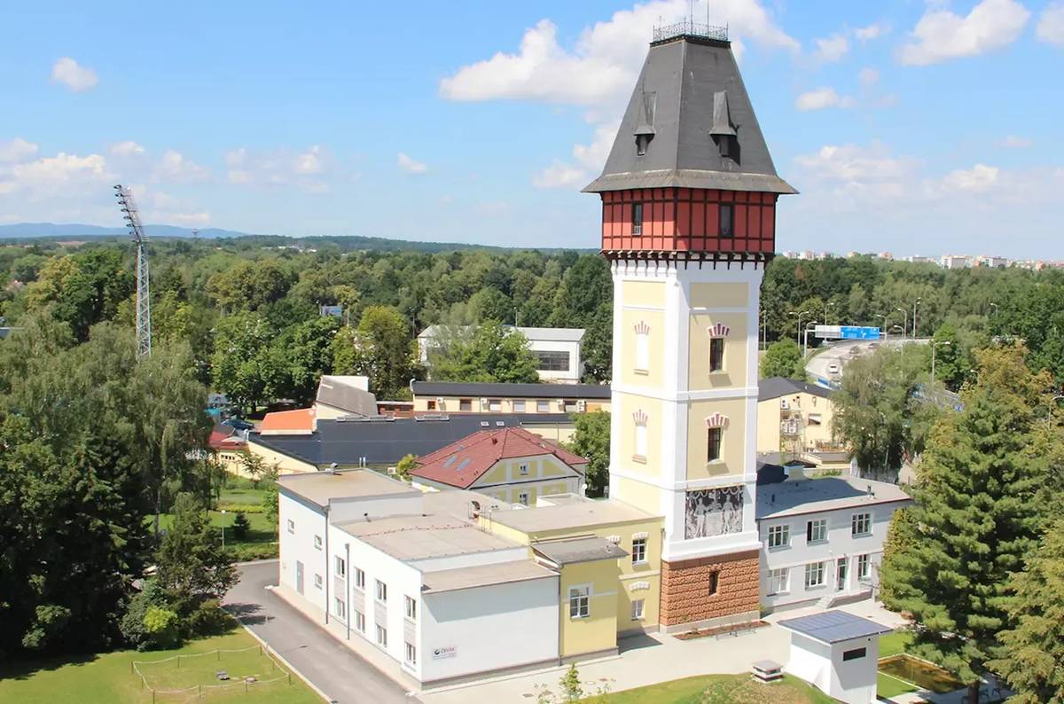 PROHLÍDKA VODÁRENSKÉ VĚŽE Komentovaná prohlídka Vás zavede do unikátní barokní věže z roku 1724, která byla v roce 1882 přestavěna do současné podoby a tyčí se do výšky přes 44 metrů. Posledních 6 volných míst! Sraz v 9.45 před Vodárenskou věží. Počet míst je omezený, přihlašujte se zde:  735 123 536, frankova@icosck.cz
