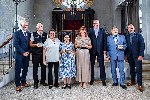Město Český Krumlov ocenilo šest osobností, které se dlouhodobě a mimořádně podílejí na životě města. Cenu města Český Krumlov za rok 2025 převzali Milan Bukáček, Marie Čejková, Jan „Míša“ Černý, Jindřich Florián, Hana Šustrová a in memoriam také Ruth Hálová.