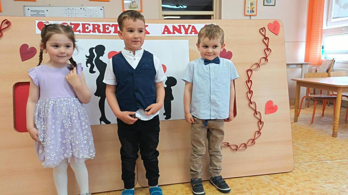 Spoločne piesňami, básňami a tančekmi sme oslávili sviatok svojich milých mamičiek.    Versekkel, dalokkal és vidám táncokkal készültünk, hogy szeretetünket és hálánkat fejezzük ki anyukáink iránt.