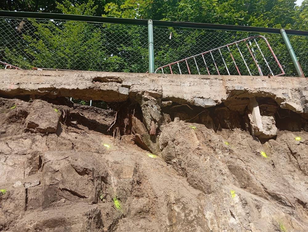 Započaly stavební úpravy vedoucí k zajištění havarijního stavu svahu pod stezkou vedoucí k nádraží.   V týdnu od 8.6. začnou také s opravou povrchu chodníku.   Práce budou probíhat v rozsahu nutném k opravě, dbejte prosím pokynů stavby a značení. Děkujeme