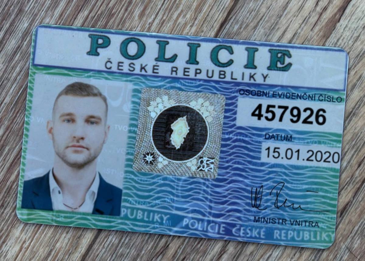 Krajské ředitelství policie Karlovarského kraje upozorňuje veřejnost na zvýšený výskyt podvodných telefonátů. Jen během posledních dvou dní jsme přijali na tísňové lince 158 více jak desítku obdobných případů. Pachatelé se vydávají za policisty a snaží se u občanů vyvolat strach o jejich finance. V konkrétních případech se volající představuje například jako „nprap. Martin Otava z Policie ČR“ a informuje poškozené o údajném pokusu o zneužití jejich identity – například při sjednání půjčky s plnou mocí. Aby zvýšili důvěryhodnost, následně mohou zasílat e-maily s falešnými služebními průkazy či dalšími dokumenty. Poškozené se snaží zatáhnout do další komunikace, často je přepojují na údajné pracovníky bank nebo České národní banky. Ti pak například tvrdí, že došlo k neoprávněnému přihlášení do bankovního účtu a snaží se oběť přimět k dalším krokům, například k přesunu komunikace na aplikace typu WhatsApp.   Policie ČR důrazně upozorňuje:  Policie tímto způsobem nikdy nekomunikuje a neřeší podobné záležitosti po telefonu. Policie ani jiné instituce po vás nebudou chtít citlivé údaje, přístupové údaje k účtům ani vás nenutí jednat pod časovým tlakem. Pokud vás někdo žádá o přesun komunikace na jiné platformy (např. WhatsApp), jedná se s vysokou pravděpodobností o podvod.  Doporučení pro veřejnost:  V případě podobného telefonátu hovor okamžitě ukončete. Nikomu nesdělujte své osobní ani bankovní údaje. Nic nepodepisujte a neklikejte na zaslané odkazy. Ověřte si situaci přímo u Policie ČR nebo vaší banky na oficiálních kontaktech. Podezřelé jednání neprodleně oznamte na linku 158.    Není vyloučeno, že pachatelé kontaktovali další osoby, které se dosud neobrátily na policii. Policie apeluje na veřejnost, aby byla maximálně obezřetná. Podvodníci jsou velmi přesvědčiví a jejich cílem je vyvolat strach a přimět vás k unáhlenému jednání.   kpt. Bc. Zuzana Churaňov 3. 6. 2026