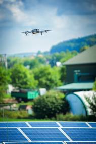 Dron letící nad fotovoltaikou
