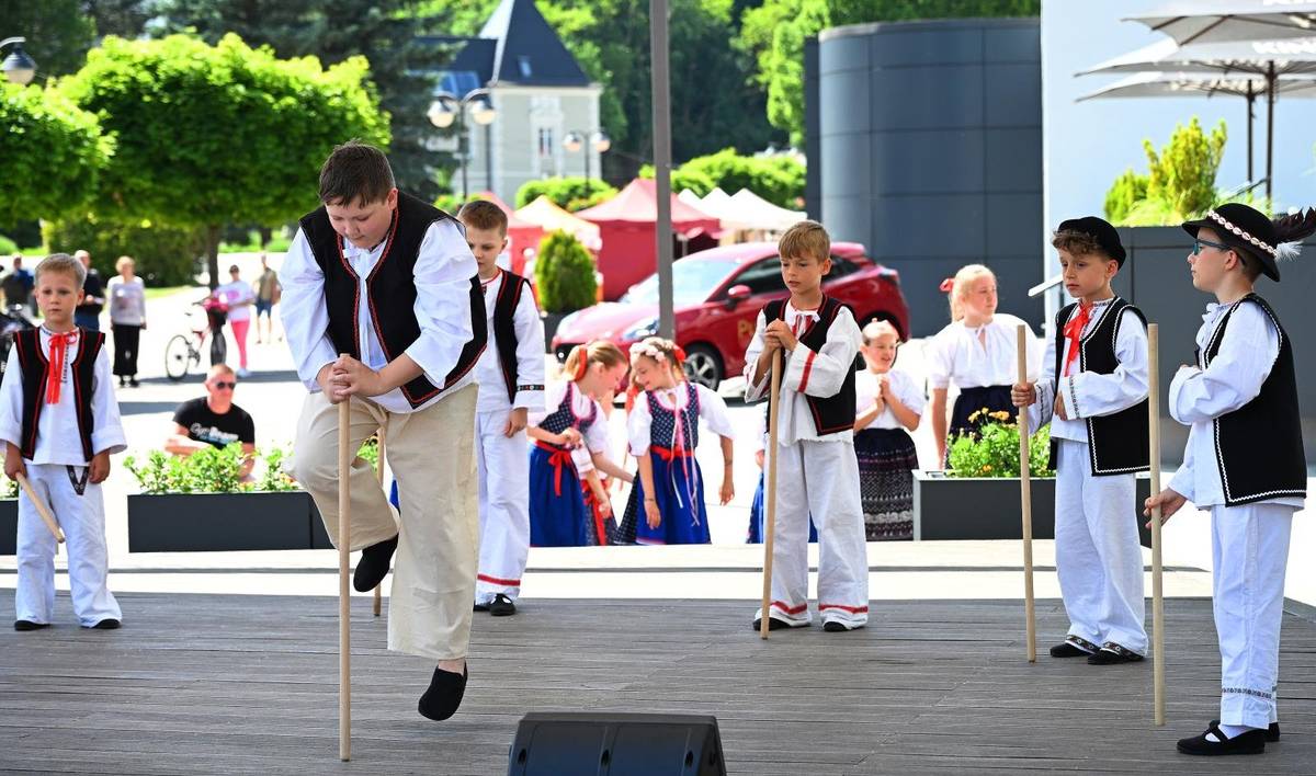 Prvý ročník Teplických folklórnych slávností je úspešne za nami a už teraz možno povedať, že sa stal dôstojným pokračovaním bohatej folklórnej tradície v Trenčianskych Tepliciach. Podujatie nadviazalo na desaťročnú históriu Medzinárodných folklórnych stretnutí troch generácií, ktoré s obrovským nasadením a láskou k folklóru organizovali Milan Oravec, Alino Špaček, Naďa Čermáková a Miloš Nemeček. Práve im patrí úprimné poďakovanie za vybudovanie pevných základov pre zachovanie a rozvoj folklóru v meste. Nová kapitola sa začala písať na Kúpeľnom námestí, kde sa konal prvý ročník pod novým názvom. Hoci sa názov podujatia zmenil, jeho hlavná myšlienka zostala zachovaná – spájať generácie prostredníctvom tradícií, hudby, spevu, tanca a ľudových remesiel. Na pódiu sa predstavili všetky vekové kategórie – od najmenších detí až po tých skôr narodených. Stovky návštevníkov vytvorili výnimočnú atmosféru a potvrdili, že folklór má v Trenčianskych Tepliciach pevné miesto. Osobitnú pozornosť si zaslúži detský folklórny súbor, ktorý získal oficiálny názov MACHNÁČIK. Tento názov nadväzuje na historický súbor pôsobiaci v meste a prináša nádej na pokračovanie jeho odkazu. Veľké poďakovanie patrí vedúcej Elenke Matuščinovej za jej obetavosť, energiu a prínos k rozvoju mladých talentov. Podujatie obohatil aj fujarista Imro Oravec z Košíc, ktorý dodal slávnostiam jedinečnú atmosféru. Teplické folklórne slávnosti majú pred sebou sľubnú budúcnosť a potenciál stať sa pevnou súčasťou kultúrneho života mesta a ďalšou krásnou tradíciou Trenčianskych Teplíc.