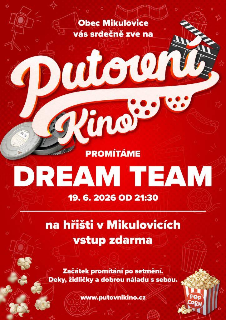 Promítání v letním kině na hřišti v Mikulovicích.