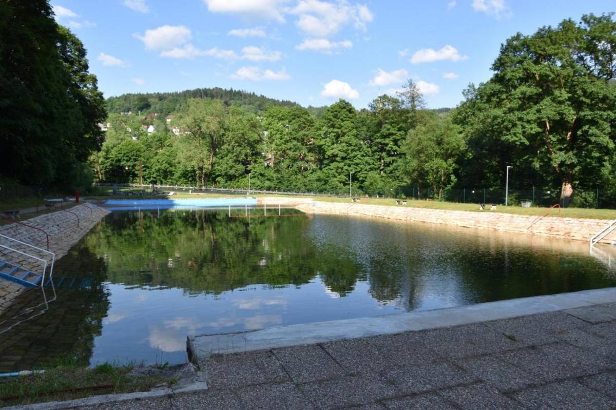 V sobotu 30.5.2026 se otevře městské koupaliště v České ulici pro veřejnost. Otevírací doba 11,00 – 18,00 hodin. Vstupné děti a senioři 30,- Kč, dospělí 50,- Kč.