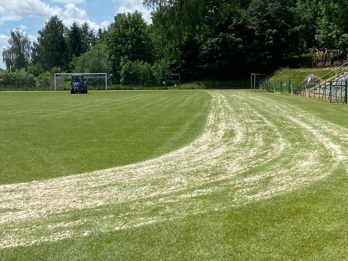 V tuto chvíli probíhá na fotbalovém hřišti odborná údržba trávníku metodou Verti-Drain. Jde o hloubkové provzdušnění půdy speciálními trny, které uvolní zhutněnou zeminu a umožní lepší přístup vzduchu, vody a živin ke kořenům trávy.