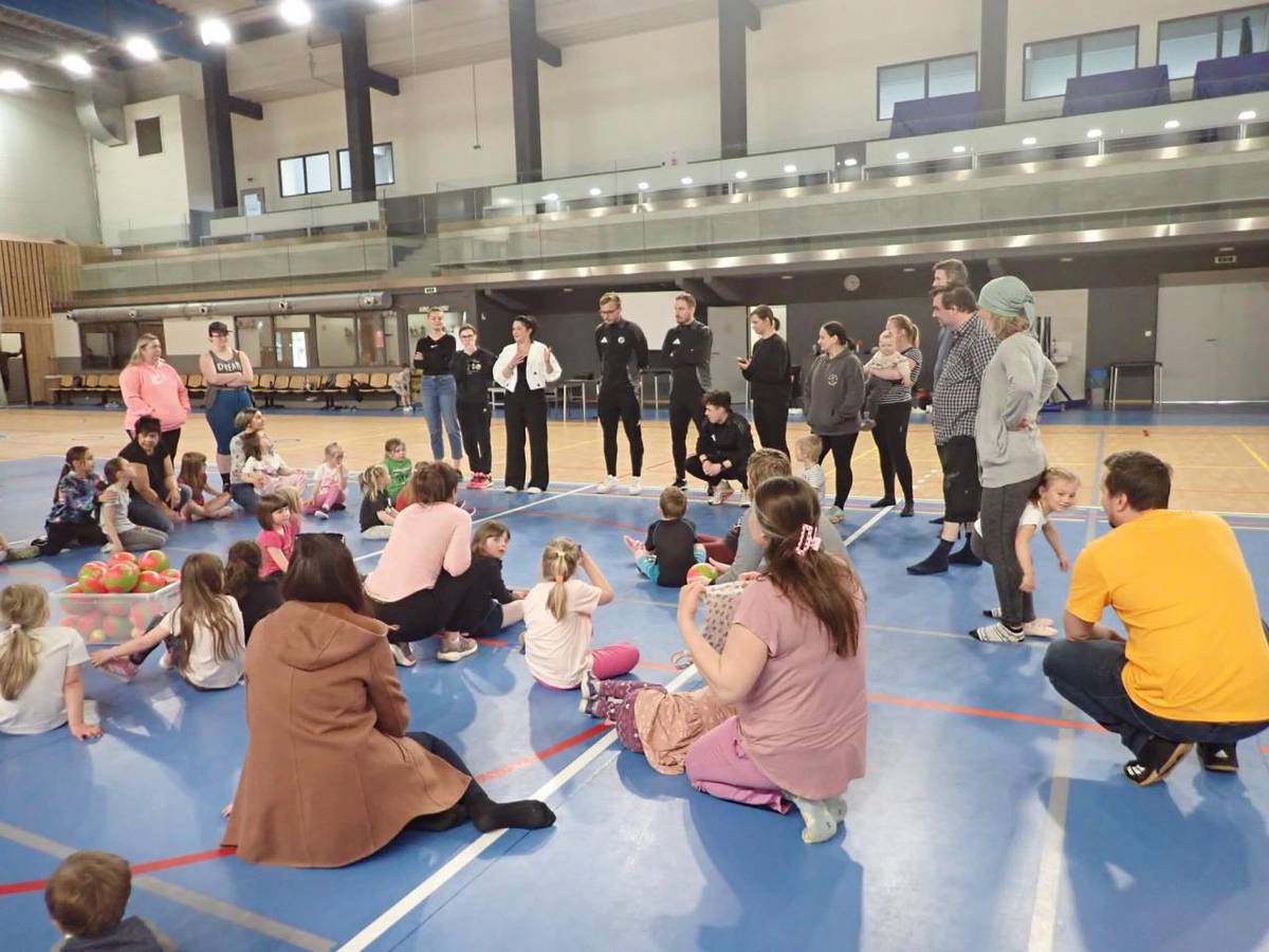 Od září až do poloviny června probíhá v naší mateřské škole pohybový projekt „Hýbálek“, který vznikl ve spolupráci s FC Boskovice-Letovice.