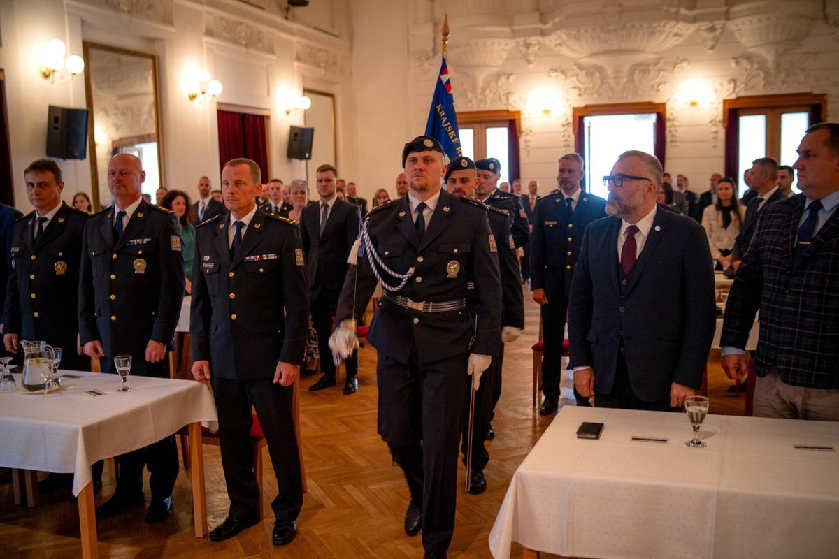 V Národním domě ve Frýdku-Místku bylo oceněno 47 policistů a občanských zaměstnanců Policie České republiky z územního odboru Frýdek-Místek. VE FRÝDKU-MÍSTKU OCENILI NEJLEPŠÍ POLICISTY | Frýdek-Místek