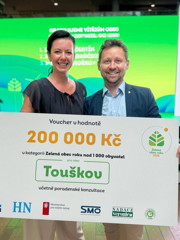 Ve čtvrtek 4. června jsme převzali ocenění za 2. místo v celorepublikové soutěži Zelená obec roku 2026 v kategorii obcí nad 1000 obyvatel. Součástí ocenění byl také voucher v hodnotě 200 000 Kč, který pomůže financovat další rozvoj našeho města.