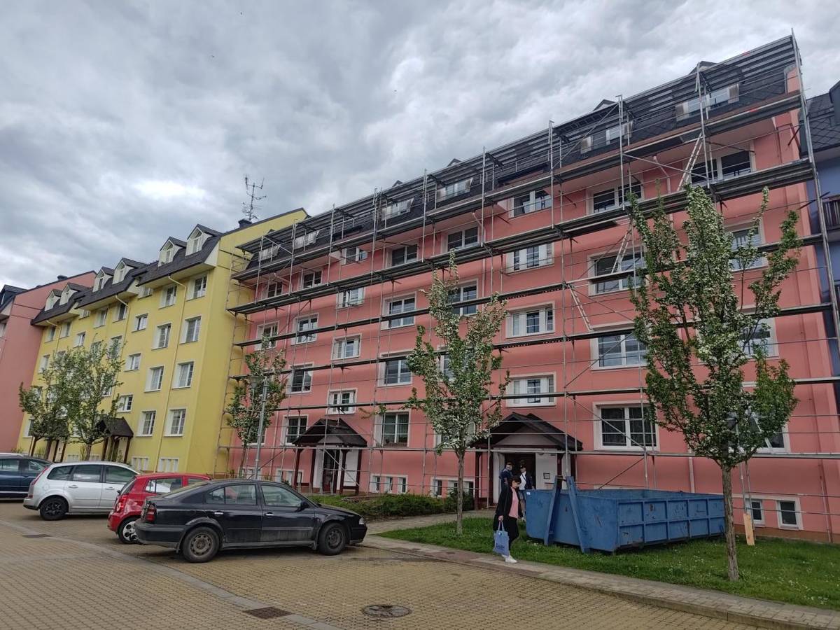 Na panelovém domě č. p. 540 na sídlišti v Rapotíně byla dne 30. března 2026 zahájena oprava střechy. Práce probíhají podle uzavřené smlouvy o dílo a jejich dokončení je plánováno nejpozději do listopadu letošního roku.