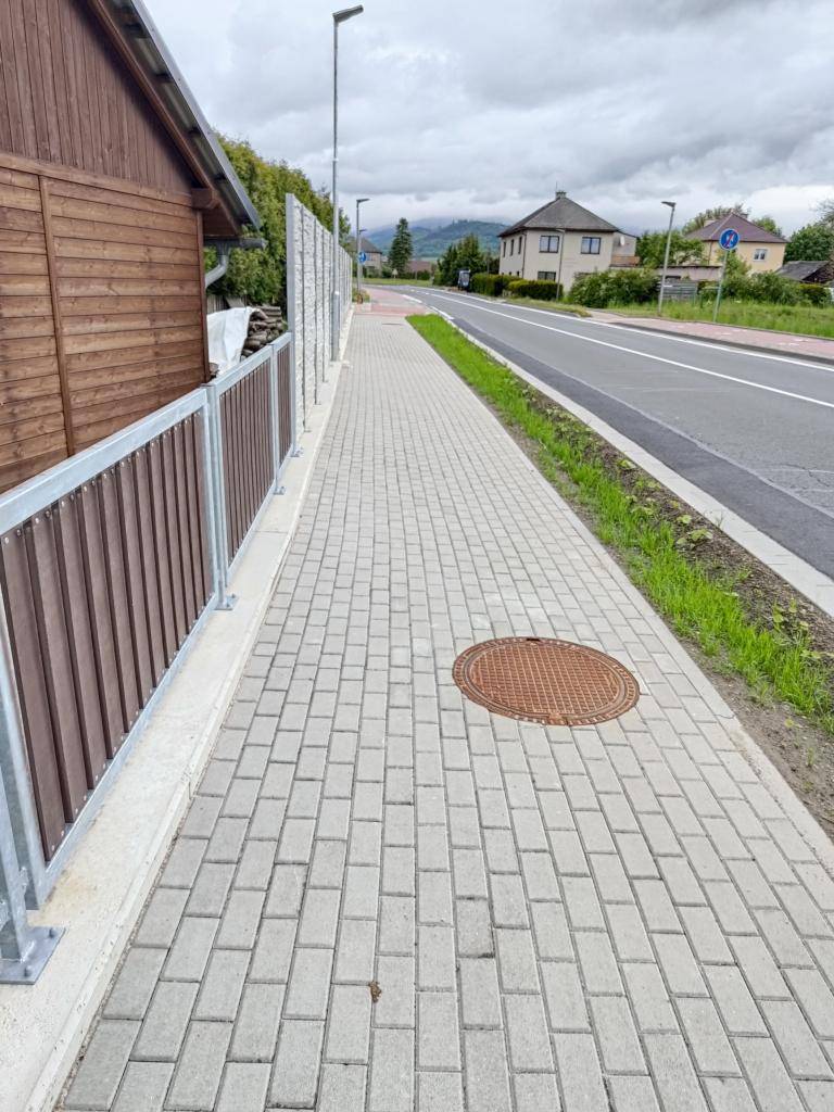 V uplynulých dnech byly dokončeny stavební práce na projektu „Výstavba chodníku, propojení ul. U Losinky a cyklostezky ul. Jesenická“.