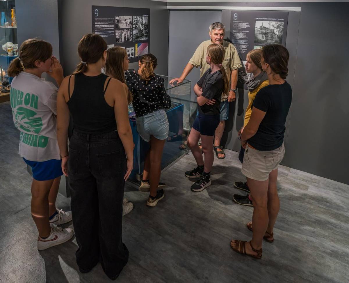 Ve čtvrtek 1. května byla slavnostně zahájena nová turistická sezóna v Muzeu rapotínské sklárny. Návštěvníci mohou muzeum navštívit až do konce září, vždy od úterý do neděle v době od 9.00 do 12.00 a od 12.30 do 16.00 hodin.