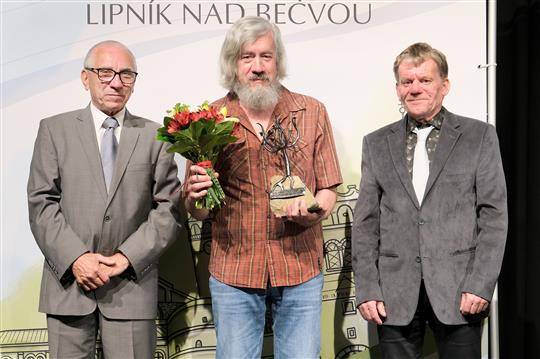V úterý 26. května se v kulturním domě Echo uskutečnilo slavnostní předání Cen města Lipníka nad Bečvou spojené s uvedením nových osobností do Síně slávy města. Příjemnou atmosféru večera doplnil hudební doprovod místní skupiny Axel.