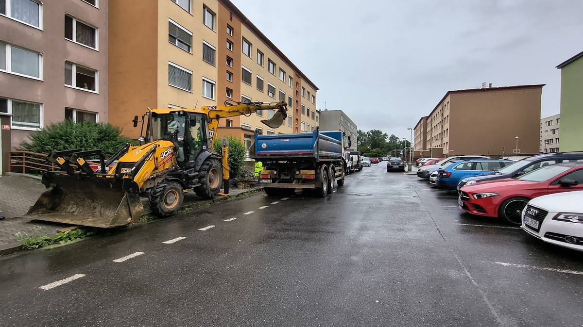 Dnes začala v Uherské ulici oprava vodovodu. Prosíme o zvýšenou opatrnost při průchodu či průjezdu ulicí.