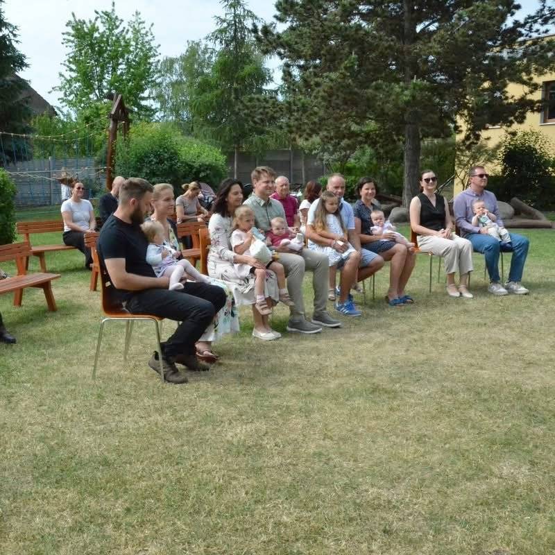 V sobotu 30. 5. se na zahradě mateřské školy uskutečnilo vítání občánků . 🤱 Po přivítání a úvodním slovu místostarostky paní Ivety Zikmundové následovalo vystoupení žáků z MŠ, které si pod vedením paní ředitelky Květoslavy Fadrhoncové připravily pásmo básní a písní. Po vydařeném vystoupení dětí paní Mgr. Martina Radoňová, předsedkyně Sociálního a kulturního výboru, působivým slovem přivítala čtyři nové občánky narozené v loňském roce. Ti dostali dárkový balíček a maminky si odnesly krásnou vázanou kytici. 💐 Celá akce se vydařila, k čemuž přispělo i slunečné počasí. 🌞 Těšíme se na další nové občánky. 😍