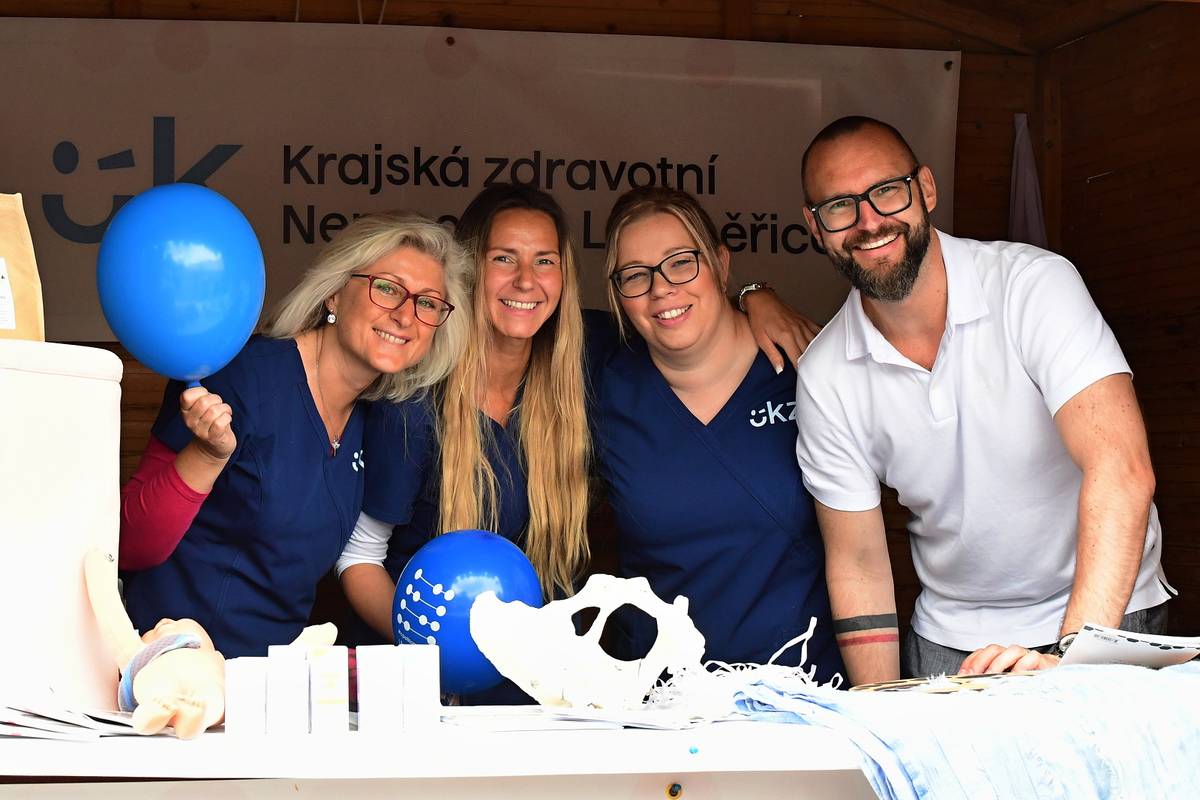 Mírové náměstí v Litoměřicích patřilo včera lidem, kteří pomáhají druhým i těm, kteří jejich pomoc někdy potřebují. Velký den sociálních a zdravotních služeb přilákal návštěvníky všech generací a nabídl nejen pestrý program, ale i možnost poznat blíže služby a organizace, které ve městě pomáhají v různých životních situacích.  „Litoměřice dlouhodobě disponují rozsáhlou sítí sociálních a zdravotních služeb. V současnosti zde působí celkem 19 organizací, které dohromady poskytují 60 registrovaných forem pomoci, jejichž činnost je koordinována prostřednictvím komunitního plánování již od roku 2004. Město jejich fungování pravidelně podporuje, aktuálně částkou přibližně šest milionů korun ročně,“ připomněla Renáta Jurková, vedoucí Odboru sociálních věcí a zdravotnictví Městského úřadu v Litoměřicích, který akci společně s MKZ Litoměřice uspořádal. Cílem akce bylo tedy představit nabídku všech poskytovatelů a pomoci tak lidem lépe se orientovat v situacích, kdy potřebují pomoc, a ukázat možnosti, jak zlepšovat kvalitu svého života. Na místě se představila celá řada organizací, například Diakonie, Diecézní charita, Charita Litoměřice, Sluníčko, Naděje, KRA, Centrum pro zdravotně postižené děti Srdíčko, Český červený kříž, Centrum pro náhradní rodinnou péči, Centrum sociálních služeb či Centrum porodní asistence a řada dalších. V rámci doprovodného programu potěšila především děti pohádka, během dne vystoupily kapely Dixiband a Od plotny skok. Hudební vystoupení připravila také základní umělecká škola, představily se mažoretky Vox Luminas i děti z nízkoprahového klubu Oáza. Odpolední hudební program doplnili zpěváci Bohuš Matuš a František Čermák. Po celou dobu akce si děti mohly zdarma užít skákací hrad, malování na obličej i historický kolotoč. {gallery}02026/den_soc_sluzeb{/gallery}