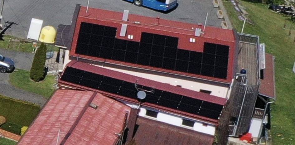 Dne 1.6.2026 byl zahájen zkušební provoz fotovoltaické elektrárny v naší obci, ze které bude primárně napájena budova obecního úřadu, hasičárny a díky bateriovému úložišti i veřejné osvětlení.