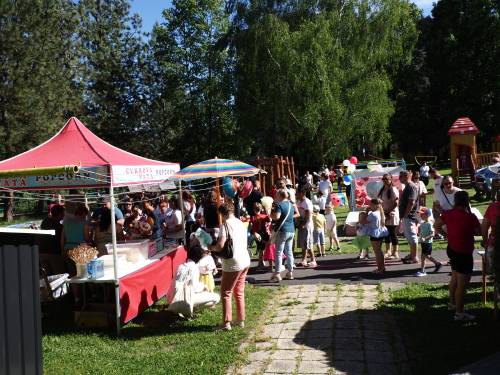 Hnúšťa, 4.6.2026 - Dňa 28. 05. 2026 sme v našej materskej škole na Nábreží Rimavy v školskej záhrade oslávili „Deň rodiny“, ktorý patrí v našom kalendári k tým najmilším podujatiam a tento rok tomu nebolo inak. Rodina je miestom, kde sa začína život a láska nekončí.