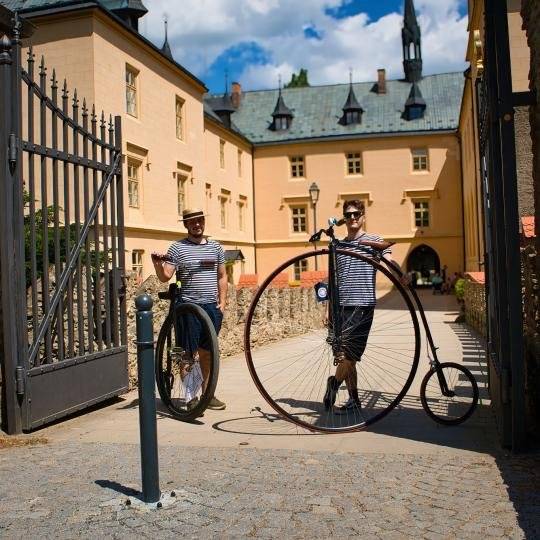 Kompletní informace najdete na: https://www.mesto-zruc.cz/radnice/aktualne-z-radnice/aktualne-zradnice-56-2026-9487cs.html   Dozvíte se: Projekty města v roce 2026 Veřejné ohniště Uzavírka Vlašimské ulice Pronájem části Zručského dvora (po stavebninách Kolumbus) Hlasujte o projektech - TVOŘÍME ZRUČ Údržba a vylepšení zámeckého areálu Počet obyvatel ve městě roste Pozvánka na Zručské firmy sportují a teneční zábavu Nový povrch na hřištěi házené Výluka na trati Zruč n. S. - Světlá Uzeniny Matoušek nově u Hotelu Zruč Uzavření gynekologie Město hledá pracovníka do sociálních služeb Pozvánka na kulturní akce