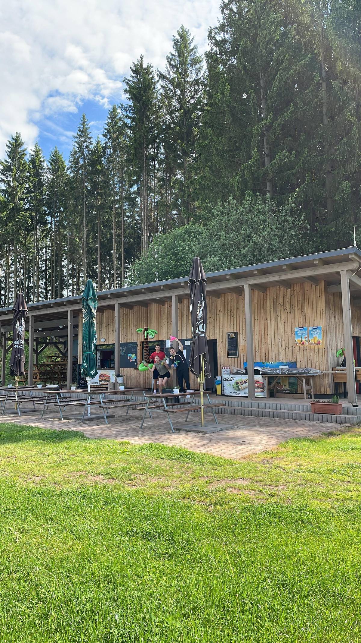 Kiosek na koupališti otevřen:  Sobota 6.6.2026 14- 21 hod, neděle 7.6.2026 14- 20 hod.