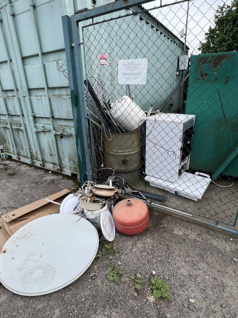 Sběrný kontejner je otevřen každý čtvrtek, avšak stále dochází k odkládání odpadu před zamčená vrata. Takové jednání znečišťuje veřejné prostory a způsobuje obci náklady na úklid. V obci se navíc dvakrát ročně zajišťuje svoz elektroodpadu a nebezpečného odpadu.