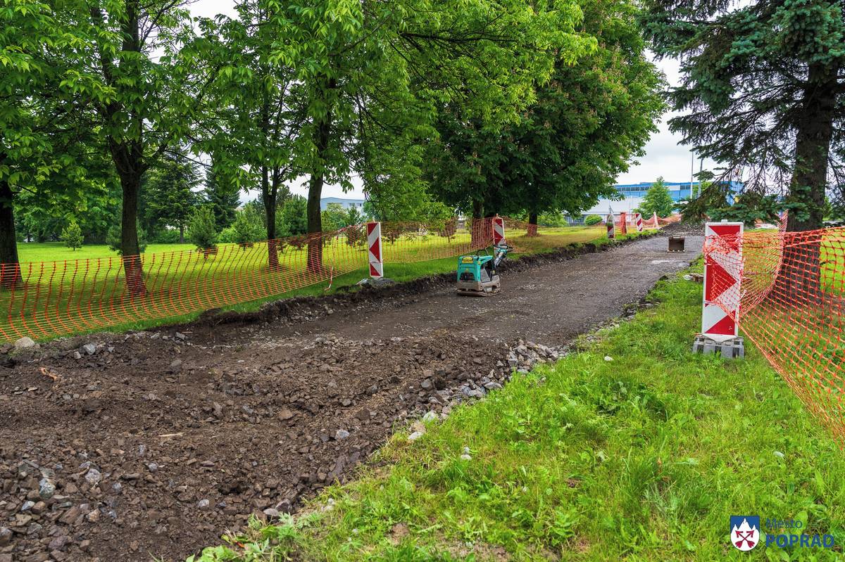 Mesto Poprad pokračuje v skvalitňovaní verejných priestranstiev, konkrétne v lokalite Juh 3 v rámci programu Veľkoplošné opravy 2026.  Tento týždeň sa začalo s obnovou chodníka vedúceho od Arény Poprad smerom k nákupnému centru Virma.  Správa mestských komunikácií postupne obnovuje poškodené úseky, vymieňa povrchy a upravuje obrubníky tak, aby boli chodníky bezpečnejšie a pohodlnejšie pre všetkých obyvateľov a návštevníkov mesta.  Počas realizácie prác môže dôjsť k dočasným obmedzeniam pohybu v niektorých častiach sídliska. Preto je namieste zvýšená opatrnosť a rešpektovanie dočasného dopravného značenia.  Ďakujeme za trpezlivosť a pochopenie. Každá oprava nás posúva bližšie ku krajšiemu a bezpečnejšiemu mestu pre všetkých.