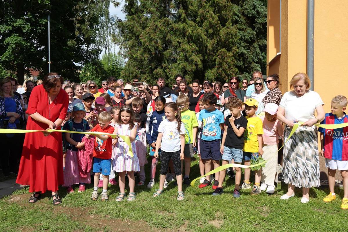 V úterý 2. června bylo slavnostně otevřeno nové dětské hřiště ve žlutické mateřské škole. Jeho uvedení "do provozu"  oslavily děti, jejich paní učitelky, rodiče i hosté bohatým programem, při kterém nechyběla vystoupení jednotlivých tříd, občerstvení a zábava.