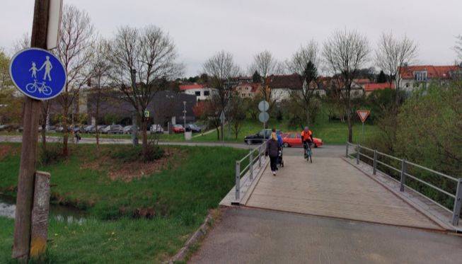 Zlín - Statutární město Zlín upozorňuje návštěvníky Fotbalového areálu Vlastislava Marečka, zábavního parku Galaxie a tenisových kurtů na Vršavě, že v pondělí 8. a v úterý 9. června bude přístupový most v rekonstrukci a uzavřen. Vjezd bude umožněn pouze složkám Integrovaného záchranného systému Zlínského kraje.