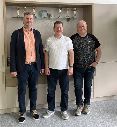 Rada města po konkurzním řízení jmenovala s účinností od 1. srpna 2026 do čela Gymnázia v Lipníku nad Bečvou Mgr. Petra Pirliomova, který vystřídá dosavadního ředitele Mgr. Jiřího Farného po skončení jeho šestiletého mandátu.