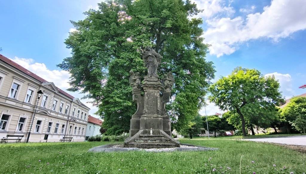 Jedno z nejvýraznějších uměleckých děl ve Vinoři, barokní sousoší sv. Jana Nepomuckého stojící na Vinořském náměstí u kostela Povýšení sv. Kříže, se dočkalo odborné restaurátorské péče. Práce na obnově této státem chráněné kulturní památky provedou akademický sochař René Tikal a restaurátor Ondřej Nosek, oba držitelé příslušných povolení pro restaurování sochařských děl v kameni. Co sousoší potřebuje Průzkum provedený v letošním roce potvrdil, že pískovcové sousoší je porostlé mechy, lišejníky a nízkou vegetací. Místy jsou patrné nevhodné správky z různých období, přičemž jedna z dřívějších oprav na pravé spodní části draperie světce již dokonce chybí úplně. Prasklá je rovněž pravá spodní hlavička jednoho z andílků (putti). (Celý článek o opravě sousoší si můžete přečíst na webu Městské části Praha-Vinoř.)