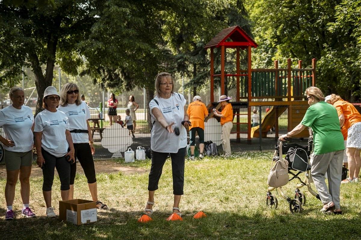 Aktívny životný štýl nepozná vekové hranice. V stredu 27. mája 2026 sa v športovom areáli Základnej školy na Spartakovskej ulici stretli členovia všetkých ôsmich denných centier, aby si zmerali sily v priateľskom športovom zápolení.  V 13. ročníku Trnavských športových hier seniorov súťažili v disciplínach ako beh, kop do bránky, hod do koša a hod valčekom či granátom. Deň predtým, 26. mája, si seniori svoje zručnosti preverili aj počas petangového turnaja na ihrisku na Družbe. Mnohí účastníci predviedli kondíciu, súťaživosť a odhodlanie, ktoré by im mohli závidieť aj oveľa mladšie generácie. Ceny víťazom jednotlivých kategórií za Mesto Trnava odovzdala viceprimátorka Trnavy Eva Nemčovská. „Trnavské športové hry seniorov sú krásnym dôkazom toho, že pohyb, priateľstvá a chuť stretávať sa prinášajú radosť v každom veku. Teší ma, že toto podujatie už tradične spája seniorov z denných centier naprieč celým mestom a vytvára priestor na príjemné stretnutia i zdravé súťaženie,“ uviedla.