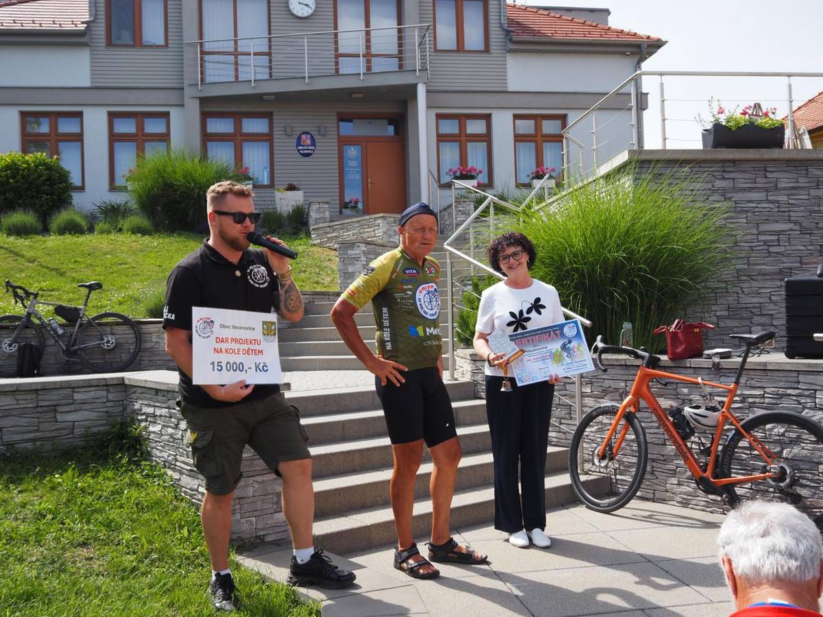 Tento peloton čítající asi 150 cyklistů s charitativním účelem ve prospěch onkologicky nemocných dětí si ve Vacenovicích udělal krátkou zastávku.   Autor F. Zdražil.