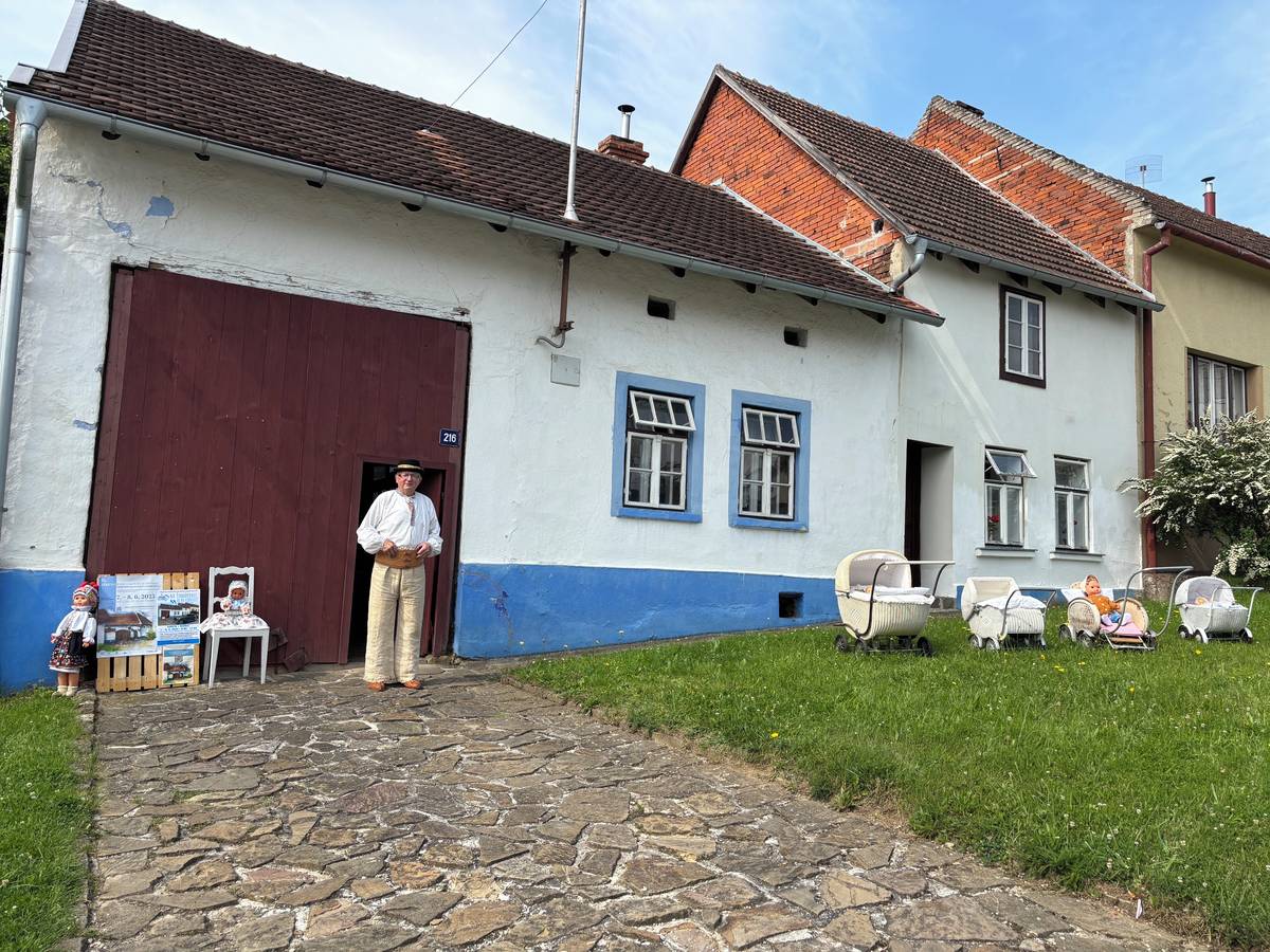 Ve spolupráci s regionem Slovácko, pořádáme Víkend otevřených domků i ve Strání! V sobotu 6. 6. a v neděli 7. 6. bude otevřený Štrbákovec i Kohnovec v době 9:00 - 17:00 v centru obce Strání. V sobotu odpoledne se budou (mimo jiné) péct oplatky, v neděli odpoledne vám tetinka ukáže, jak se žehlí rukávce. Pokoštujete tradiční dobroty a nasajete atmosféru starých památkových domků. Ve stejné době bude otevřené i Muzeum Sklárny Květná 1794 v Zahnově vile - i tam jste srdečně zváni!