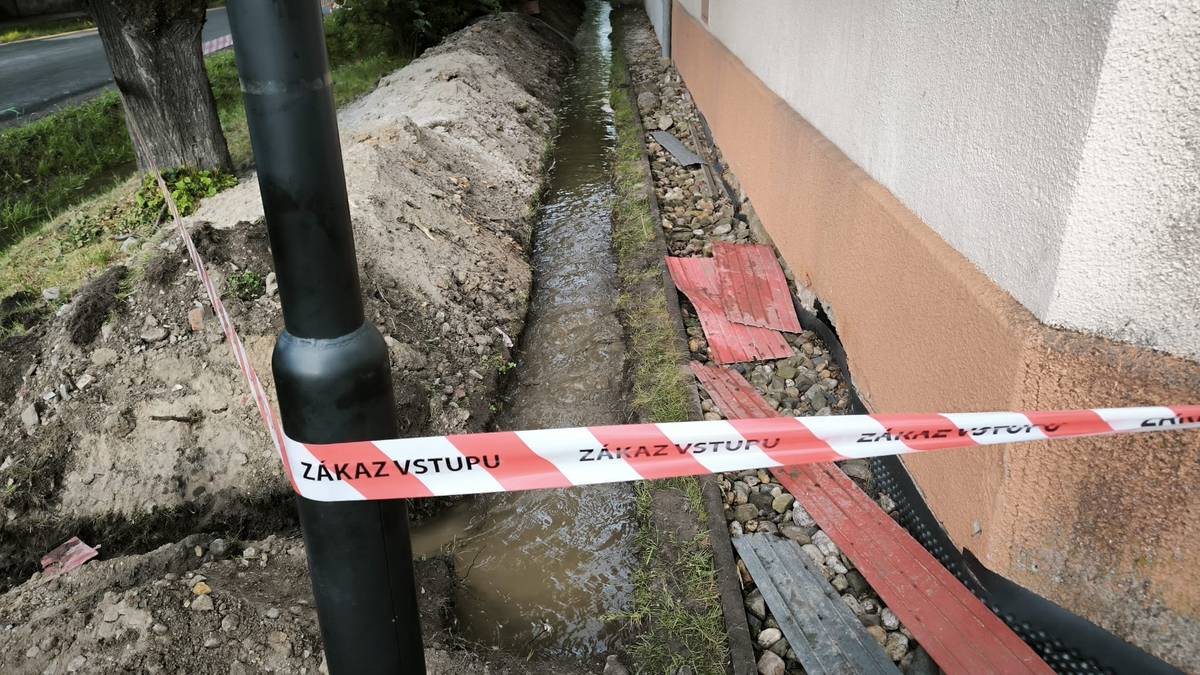 Při výkopových pracích v ulici Nosticova bylo kolem 19 hod. poškozeno vodovodní potrubí. Havárie byla nahlášena provozovateli vodovodního řadu a nyní se čeká na opravu. Odstávka a poté nižší tlak, případně zákal může trvat až několik hodin. V případě přetrvávajících problémů s tlakem nebo kvalitou vody se prosíme obracejte na havarijní linku Středočeských vodáren 840 121 121.
