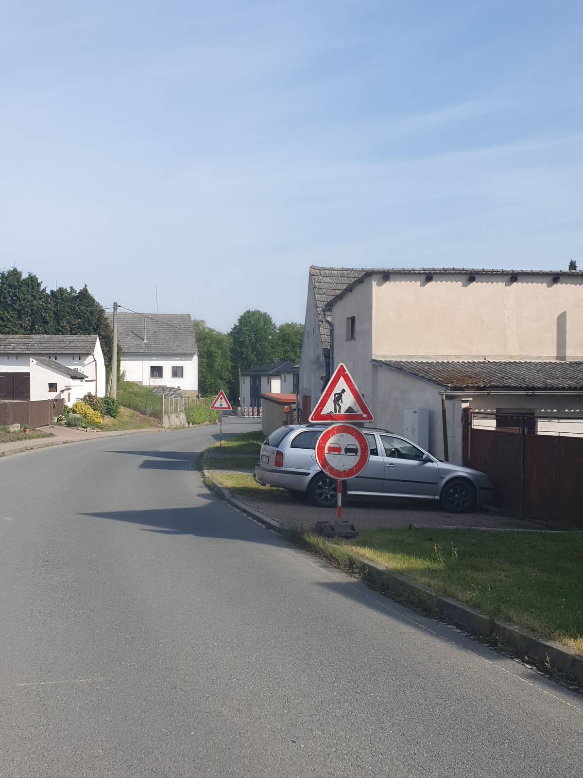 V době od 1.6. do 26.6.2026 byla v místě stavby dvojdomků naproti návsi stanovena  přechodná úprava provozu na pozemní komunikaci. Na silnici je částečná uzavírka a doprava je řízena dopravním značením a světelnou signalizací. Chodec musí v tomto místě opustit chodník a projít po označené trase staveništěm. Stavbu provádí Plzeňské pozemní stavby s.r.o. a bližší informace o uzavírce najdete na úřední desce obce.