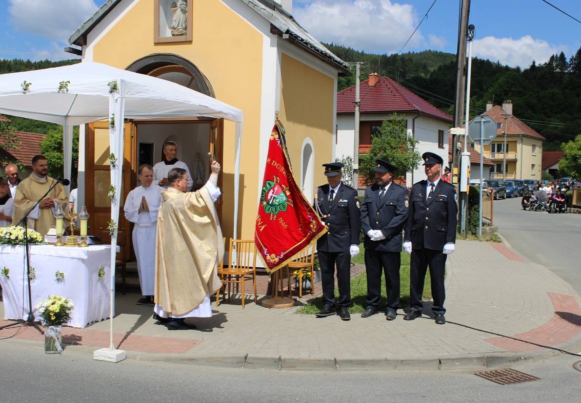Úderem desáté dopolední hodiny se návojskou návsí rozezněla úvodní píseň poutní bohoslužby. Tentokrát to bylo po třiadvacáté a letos s výjimečným doplněním.