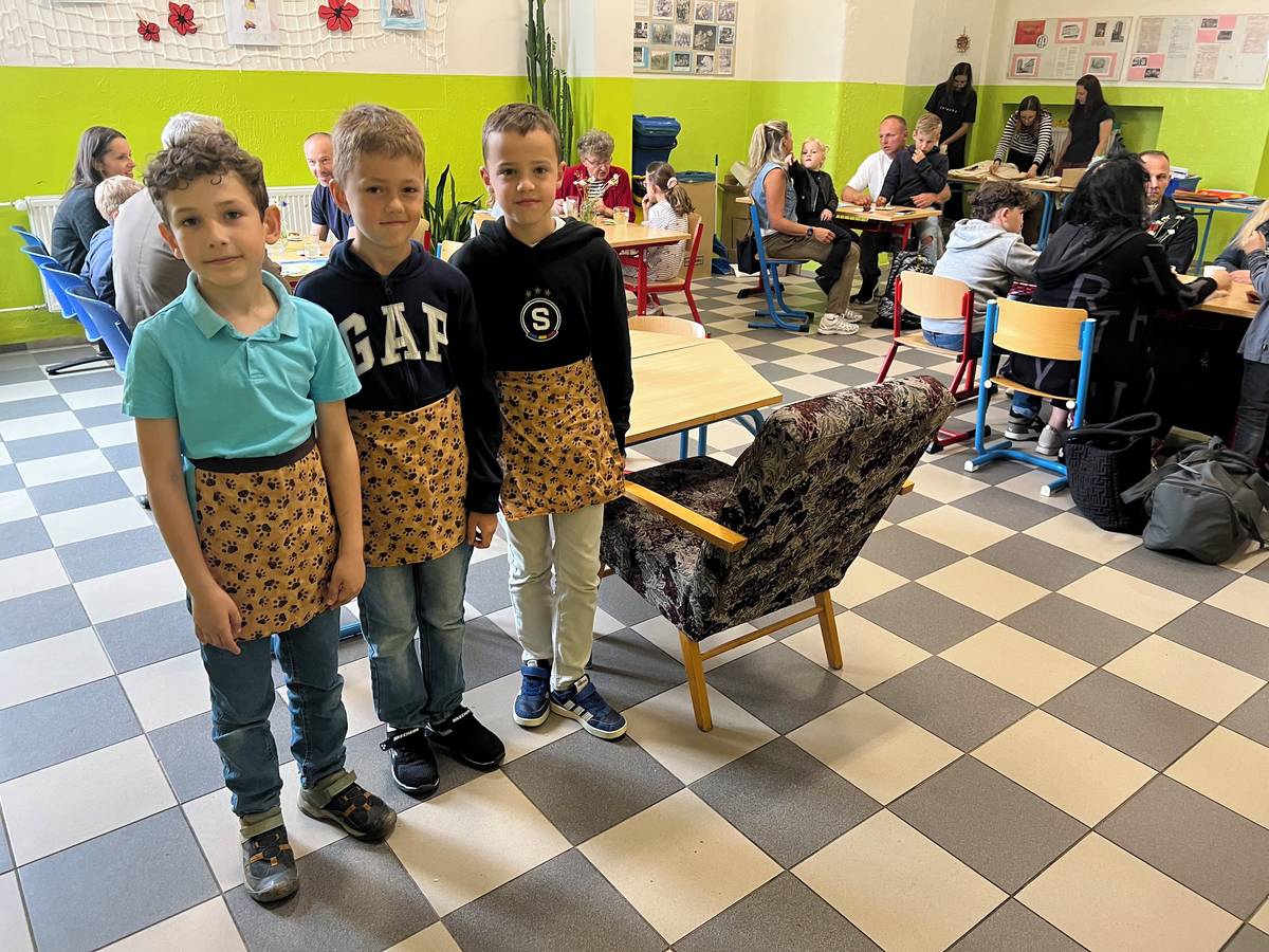 Kavárna pod lípou i letos spojila příjemné setkání s pomocí druhým. Žáci, zaměstnanci školy i návštěvníci společně podpořili společnost Rytmus Střední Čechy a malou Evinku, jejíž rodinu nedávno zasáhl požár.