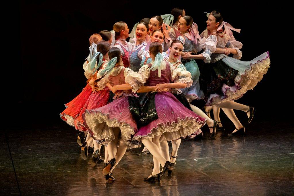 Umelecký súbor Lúčnica prináša do Piešťan program Rozkvety – Od koreňov ku kvetom, ktorý predstavuje obnovenú premiéru choreografií, ktoré nestratili svoju silu, krásu ani nezameniteľné čaro.  Účinkujú: tanečný súbor a spevácka skupina Lúčnice v sprievode 14-členného orchestra.