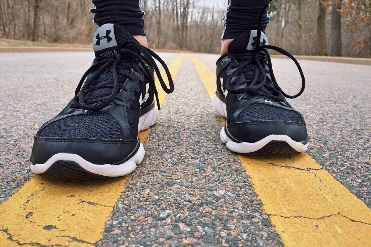 Ve Studenci u Třebíče se v sobotu 6. června uskuteční desátý ročník charitativního běhu Happy run. Letošní akce pomůže Viktorkovi z Jakubova u Moravských Budějovic, který se od narození potýká s vážnými zdravotními komplikacemi a potřebuje náročnou rehabilitaci.   Organizátoři za devět ročníků předali rodinám v těžké životní situaci už 3 112 301 korun. Jen loni dorazilo na běh a rodinnou trasu kolem 700 registrovaných účastníků, další lidé přišli podpořit program během celého odpoledne.   Letošní výtěžek ze startovného, partnerství i doprovodných aktivit přispěje Viktorovi na potřebné rehabilitace, které by mu měly pomoci, aby jednou samostatně chodil.