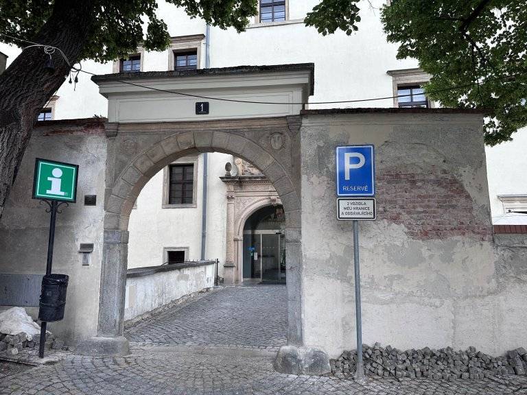 V úterý 9. června bude po část dne jižní vstup do zámku uzavřen. Vstupní portál zámku u vstupu z Pernštejnského náměstí bude tento den čištěn tlakovou vodou od nánosů. Následně na něj bude nanesena chemická ochrana omítky a kamenného zastřešení. Kvůli tomu bude v úterý ráno v portále zřízeno lešení a přibližně od 9. do 13. hodiny bude průchod portálem uzavřen. Dvorana zámku i Zámecká kavárna  bude přístupná ze severu od nám. 8. května. Omlouváme se za případné komplikace a děkujeme za pochopení.