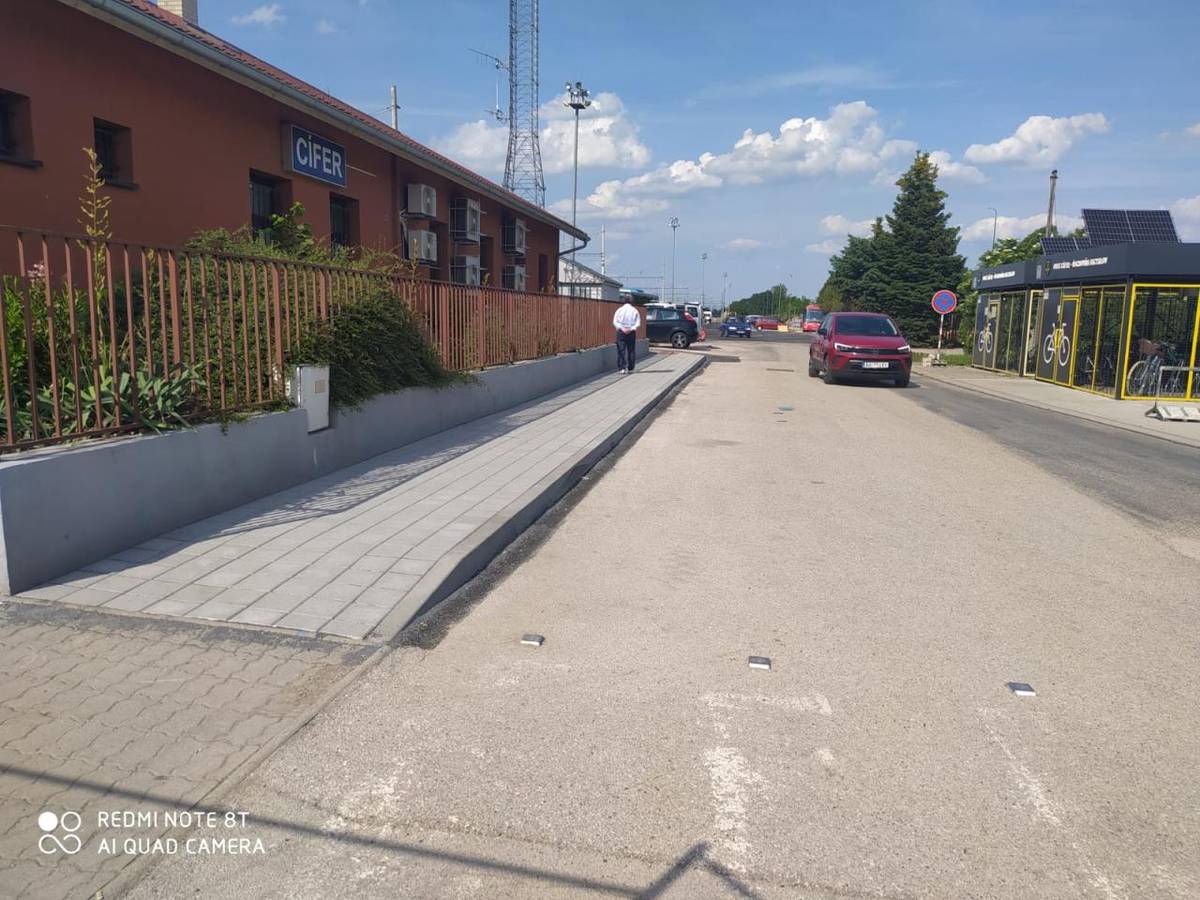Oznamujeme občanom, že dočasná autobusová zastávka pri železničnej stanici bude dnes v doobedňajších hodinách presunutá z križovatky ulíc M.R. Štefánika a a M. Schneidra-Trnavského na novovybudovaný chodník vedľa budovy železničnej stanice.