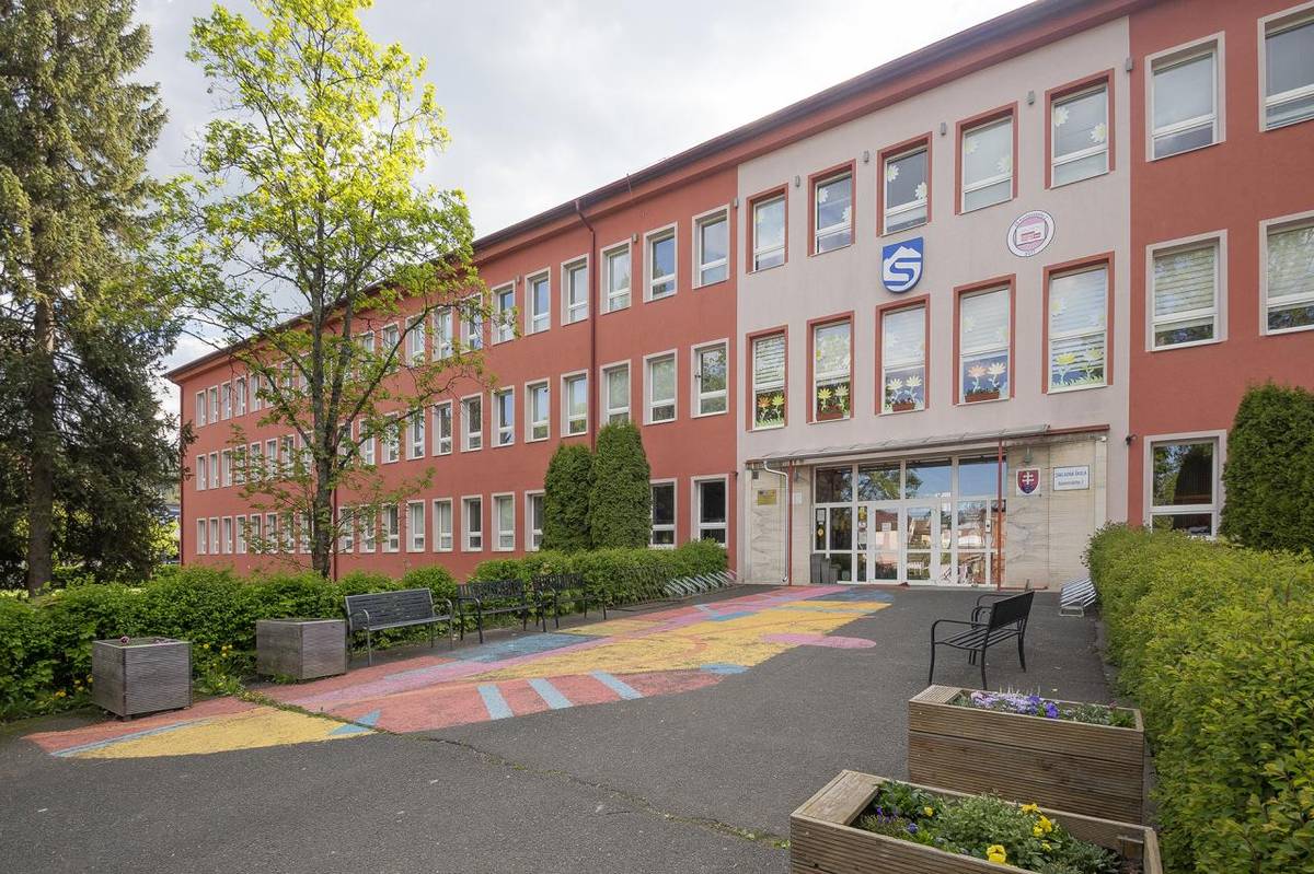 Mesto Svit pripravuje významnú modernizáciu Základnej školy Komenského, ktorej cieľom je zlepšiť dostupnosť školy pre imobilných žiakov a návštevníkov, modernizovať športoviská a zvýšiť komfort školského prostredia.