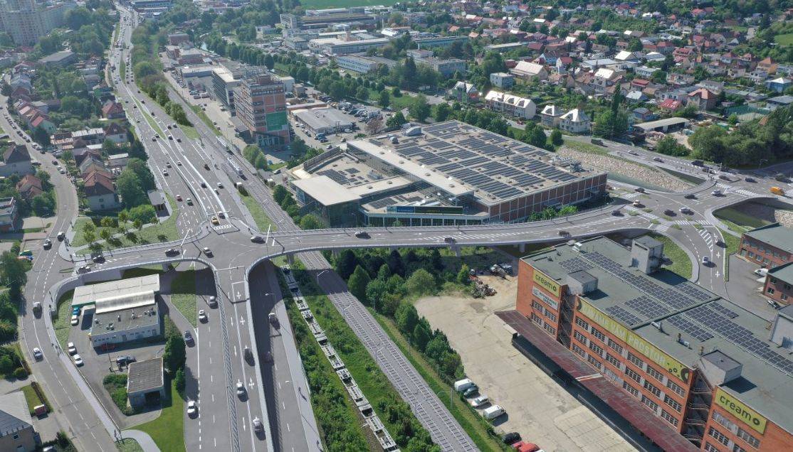 Zlín – Doprava ve Zlíně a jeho okolí projde v nejbližších letech zásadní proměnou. Správa železnic se chystá ve druhé polovině roku 2026 vypsat tendr na první úsek modernizace trati z Otrokovic do Zlína. Klíčovou součástí této investice bude ve spolupráci s městem Zlínem také výstavba takzvané Prštenské příčky, která představuje prioritní řešení pro odlehčení dopravy v centru krajské metropole.