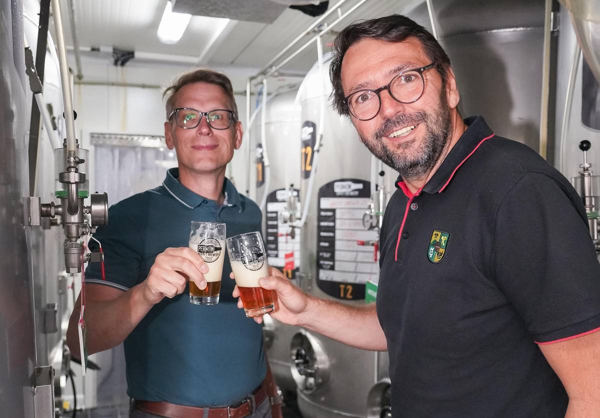 CHODOV (9. 6. 2026) – Chodov bude mít opět vlastní ležák. Oblíbené městské pivo se po čase vrací a tentokrát jej doplní také dvě nealkoholické novinky – limonády s příchutí maliny a manga. O jejich podobě rozhodly samotné děti během letošního pálení čarodějnic, kde mohly hlasovat o svých oblíbených příchutích. „Výrobu piva i limonád zajistí sokolovský pivovar Permon. Obyvatelé města i návštěvníci si budou moci všechny nápoje poprvé vychutnat během tradiční srpnové Vavřinecké pouti,“ připomněl starosta Chodova Patrik Pizinger. Zatímco chodovský ležák bude k dispozici především v točené podobě, limonády budou nabízeny pouze v plechovkách. „Pokud po pouti limonády zbydou, budou k dostání v prodejním automatu v předsálí chodovského kina,“ poznamenal Jiří Spěváček, jednatel Kulturního a společenského střediska Chodov. S novou edicí nápojů vzniká také originální grafická podoba etiket. Jejich návrhu se ujala Lucie Radimerská, která má za sebou řadu motivů vytvořených pro městské upomínkové předměty. Chuť chodovského piva už řada lidí dobře zná. Město si totiž vlastní ležák nechalo naposledy uvařit při nedávných oslavách 130. výročí povýšení Chodova na město. Foto z přípravy piva v pivovaru Permon na městském FB.