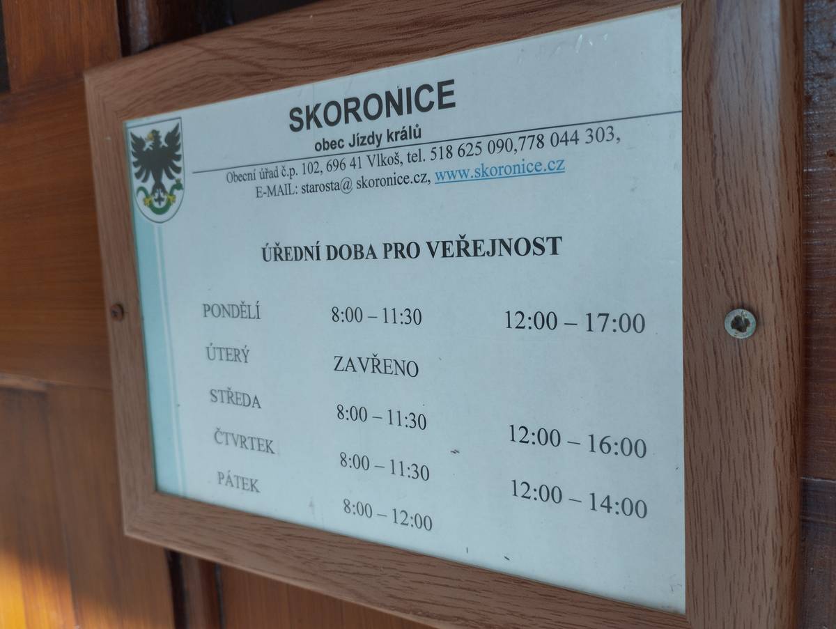 Obec Skoronice informuje občany, že v době od 8. do 12. června 2026 bude z důvodu čerpání dovolené omezeno poskytování některých služeb Obecního úřadu Skoronice. Jedná se zejména o ověřování listin a podpisů, poskytování výstupů v rámci systému Czech POINT či výkon pracovních agend na úsecích evidence obyvatel a účetnictví. Děkujeme za pochopení.