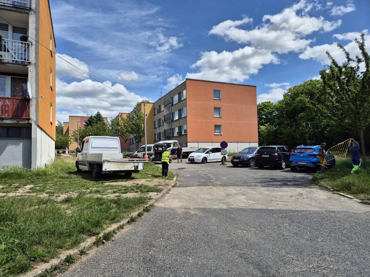 V rámci postupující stavby revitalizace sídliště je nyní uzavřeno parkoviště mezi paneláky čp. 539 a 538. Prosíme odparkujte si svá vozidla a jiné plochy.  Stále je volné velké parkoviště u sběrny, které bylo postaveno jako první právě pro pojmutí vozidel v dalších etapách.  Stejně tak není žádoucí, abyste svá vozidla parkovali na zelených plochách již dokončených etap, kde je parkování v rozporu se zákonem. Děkujeme za pochopení, stavíme parkovací místa právě pro vás, tak je občasná dopravní komplikace snad vyvážená budoucím potřebným počtem parkovacích míst.